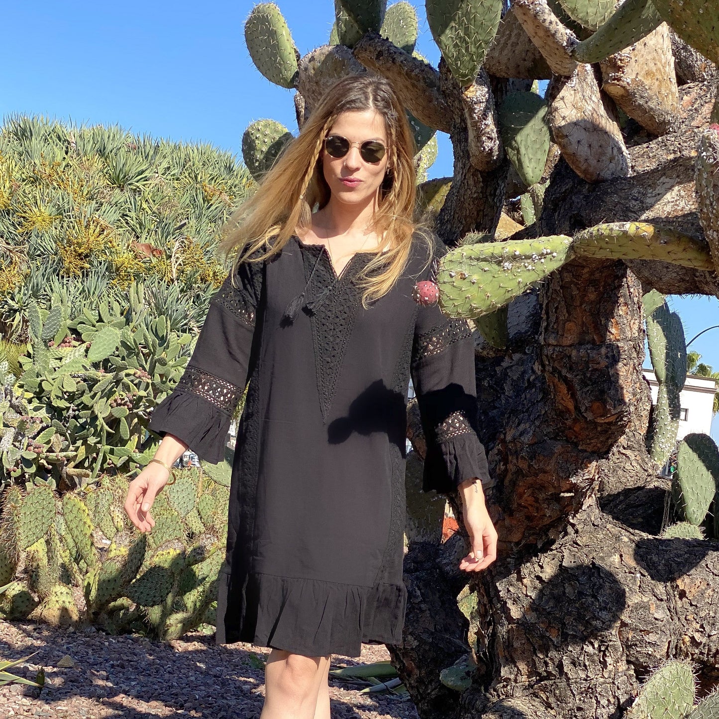 Paradiso Tunic Dress is spliced with romantic lacework. Made from breezy cotton-gauze, it’s cinched in the back to define the relaxed silhouette, has ruffles at the cuffs and the hem. Wear yours on vacation with sandals or mid-heeled shoes.